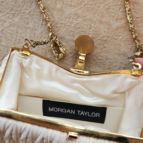 Elegant White Clutch Bag/crossbody - Picture 2 of 5